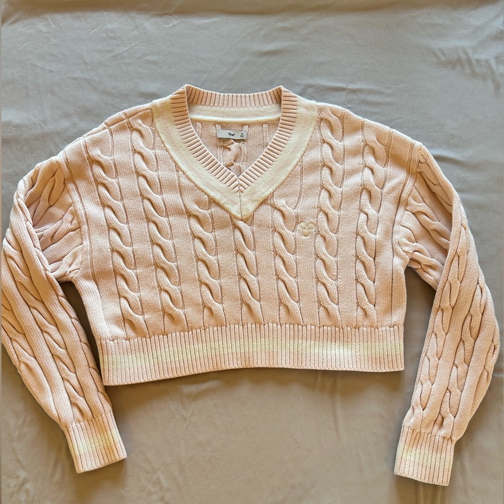Aritzia TNA V-Neck Cable Knit Sweater - Light Pink
Pre-owned